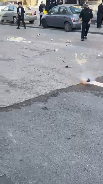 תיעוד מהמהומות בירושלים: השוטר מחזיק בידו רימון הלם - ואז משליך אותו בסמוך 