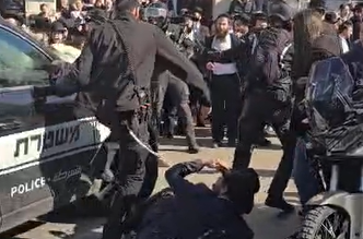 מהומת ענק בירושלים: המשטרה משליכה רימוני הלם לעבר חרדים | שוטרים נפצעו, מפגינים נעצרו