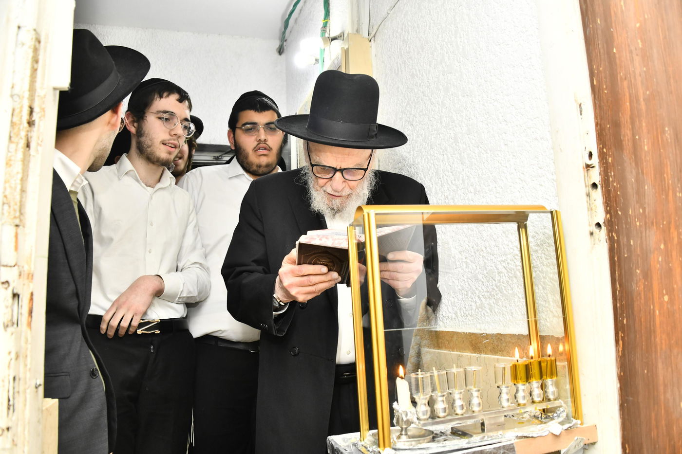 הגאון רבי משה הלל הירש בהדלקת נרות חנוכה 