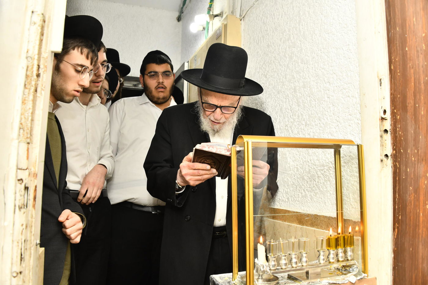 הגאון רבי משה הלל הירש בהדלקת נרות חנוכה 