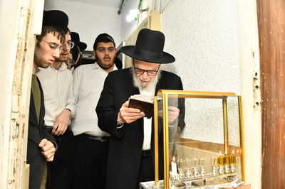 הגאון רבי משה הלל הירש בהדלקת נרות חנוכה