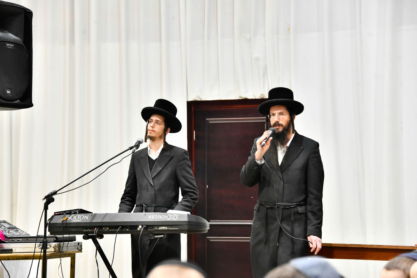 האדמו"ר מסאדיגורה בחלוקת מעות חנוכה לילדים