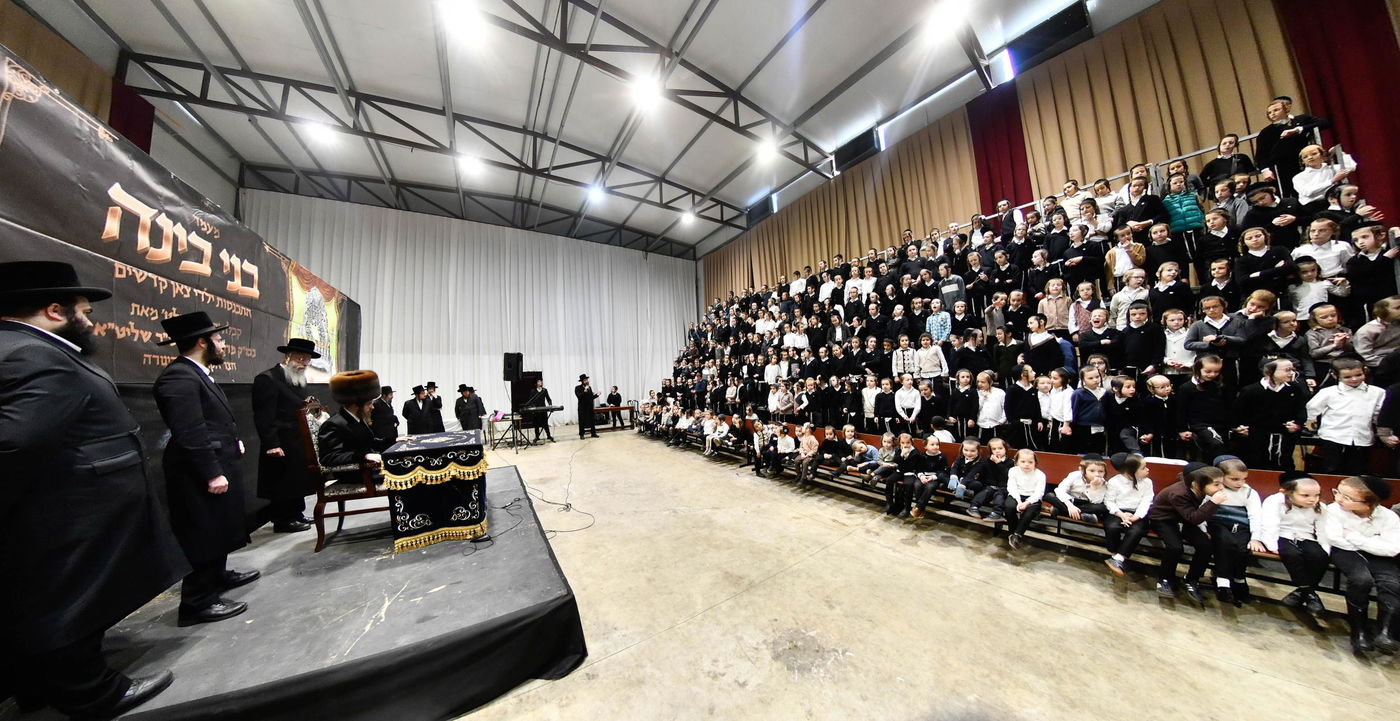 האדמו"ר מסאדיגורה בחלוקת מעות חנוכה לילדים