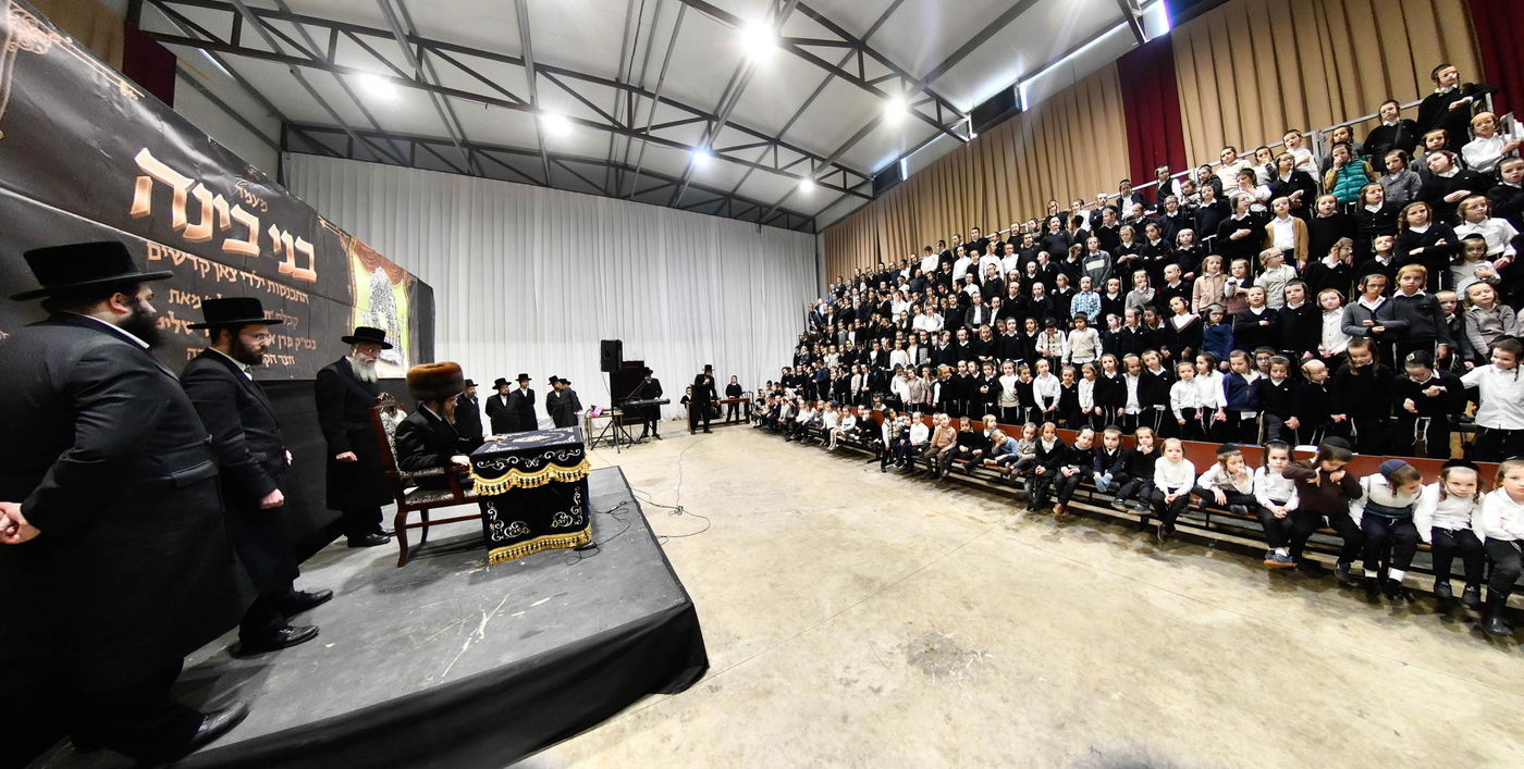 האדמו"ר מסאדיגורה בחלוקת מעות חנוכה לילדים