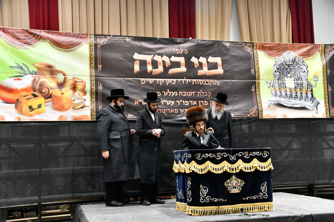 האדמו"ר מסאדיגורה בחלוקת מעות חנוכה לילדים