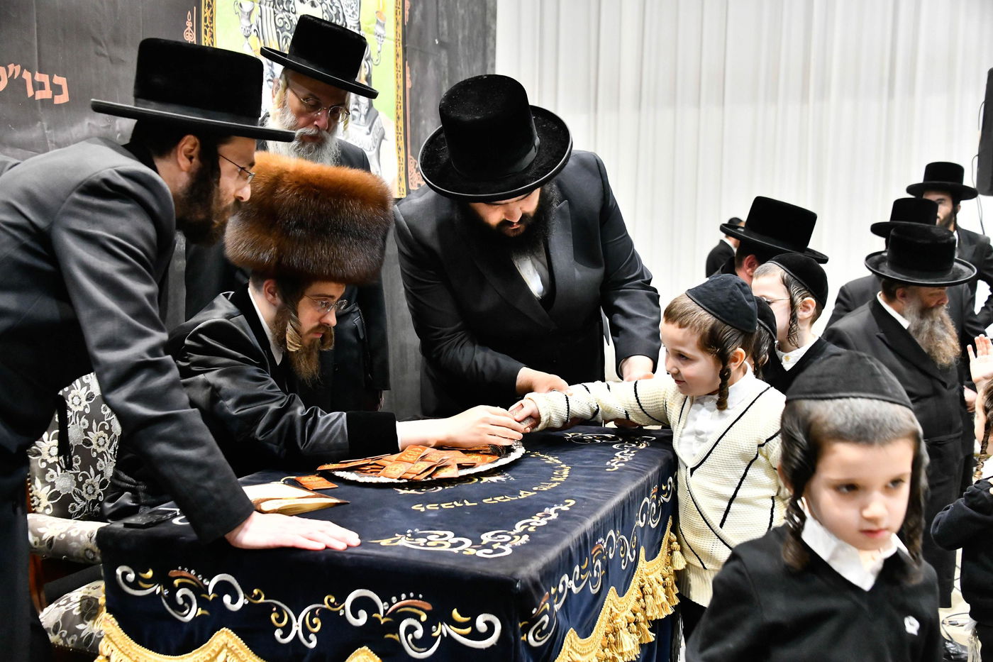 האדמו"ר מסאדיגורה בחלוקת מעות חנוכה לילדים