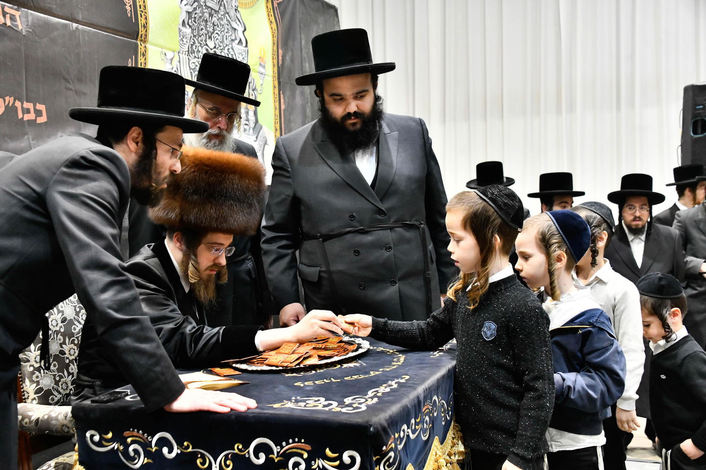 האדמו"ר מסאדיגורה בחלוקת מעות חנוכה לילדים