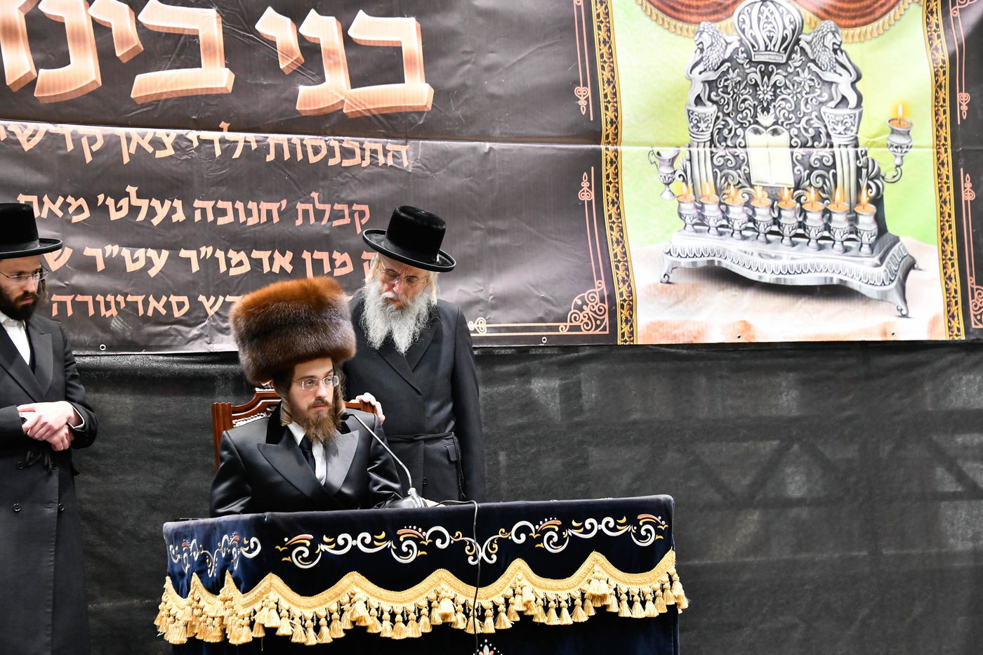 האדמו"ר מסאדיגורה בחלוקת מעות חנוכה לילדים