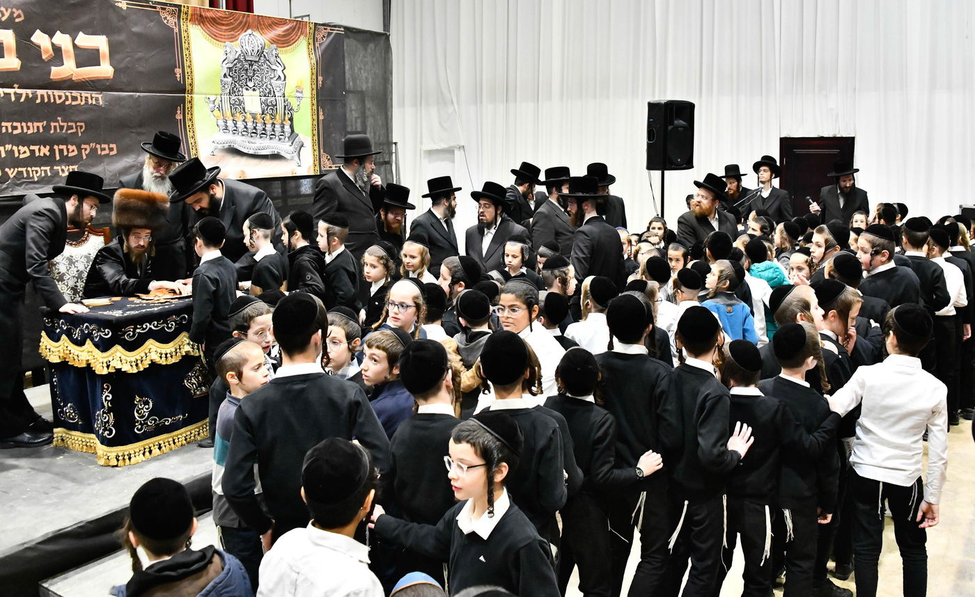 האדמו"ר מסאדיגורה בחלוקת מעות חנוכה לילדים