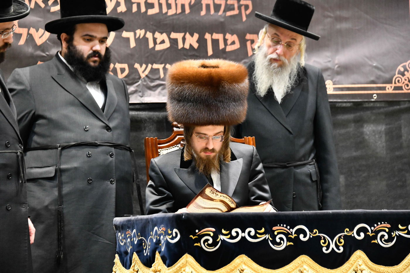 האדמו"ר מסאדיגורה בחלוקת מעות חנוכה לילדים