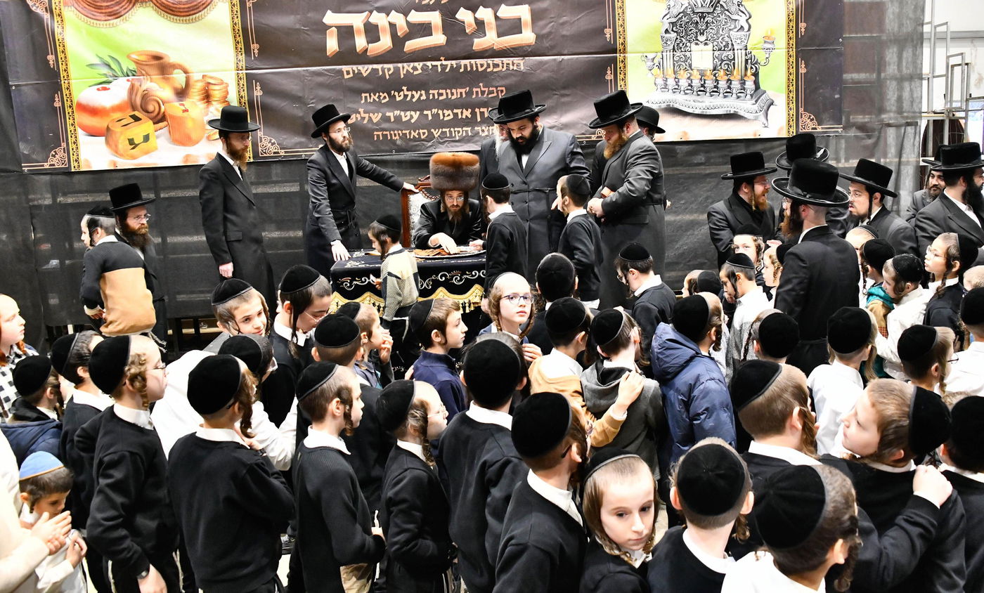 האדמו"ר מסאדיגורה בחלוקת מעות חנוכה לילדים