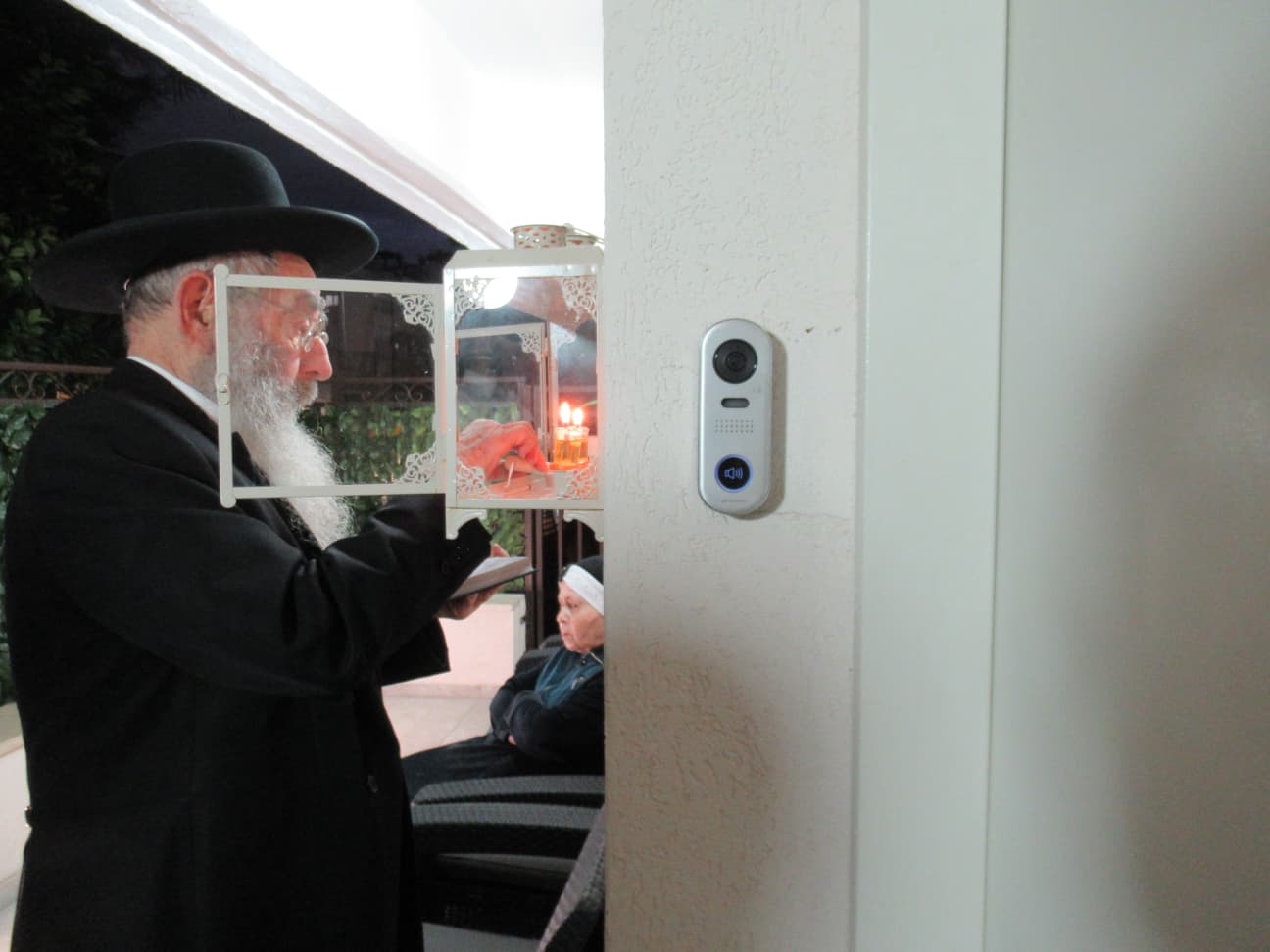 הגר"ש אנגלנדר בהדלקת נרות חנוכה 