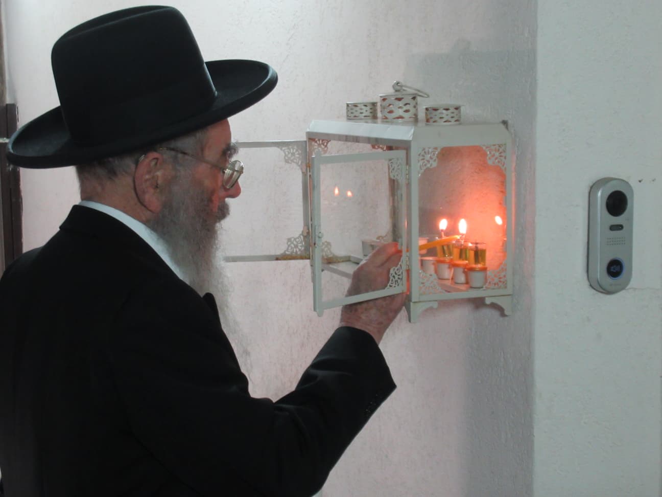 הגר"ש אנגלנדר בהדלקת נרות חנוכה 