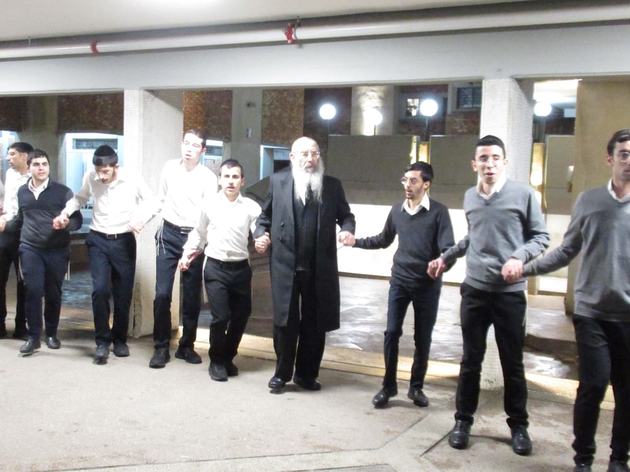 הגר"ש אנגלנדר בהדלקת נרות חנוכה 