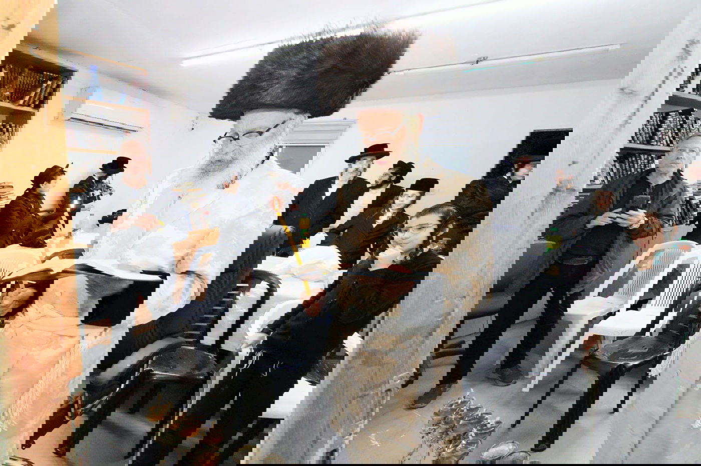 הרבי מטורקא בהדלקת נרות חנוכה