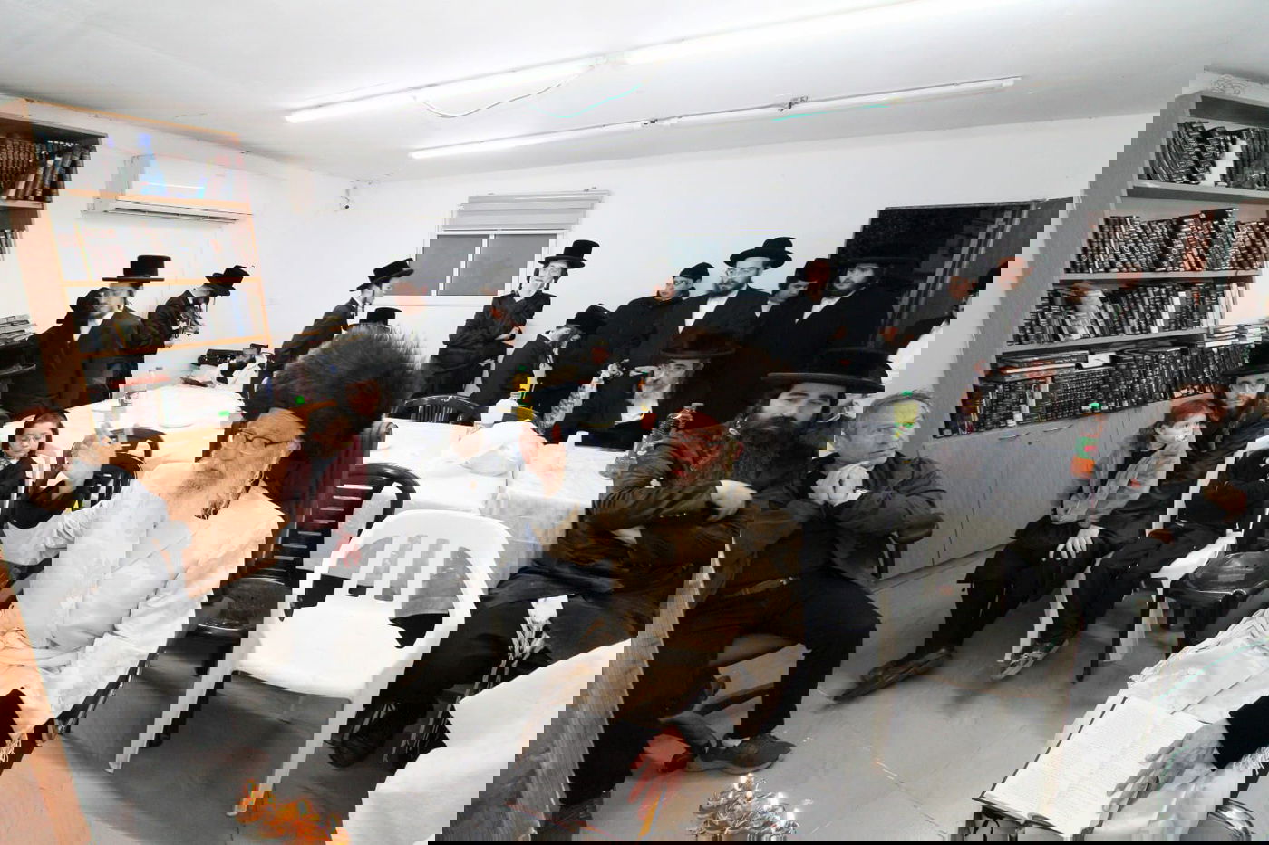 הרבי מטורקא בהדלקת נרות חנוכה