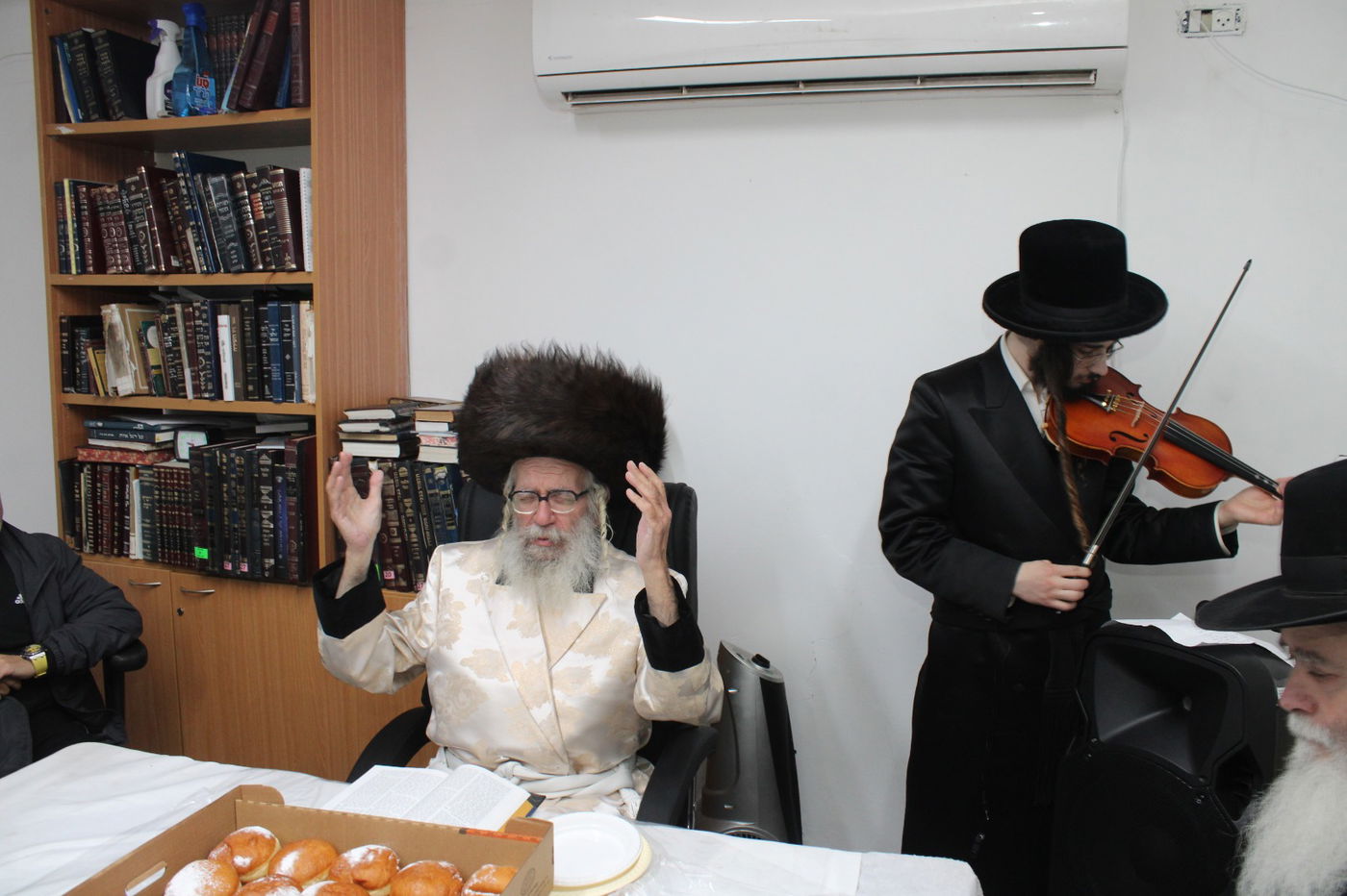 הרבי מטורקא בהדלקת נרות חנוכה