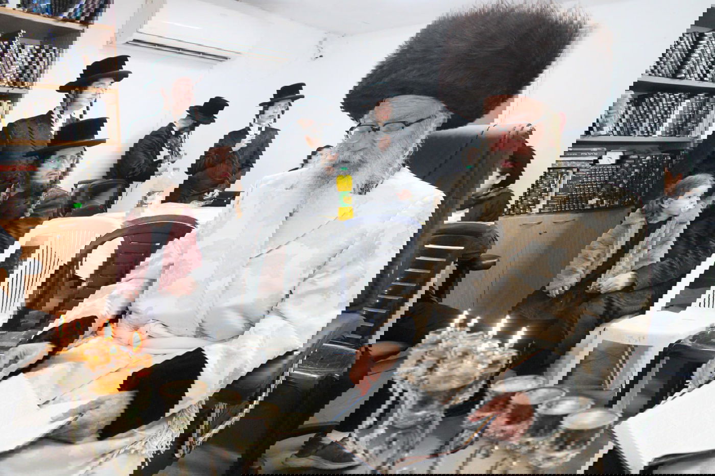 הרבי מטורקא בהדלקת נרות חנוכה