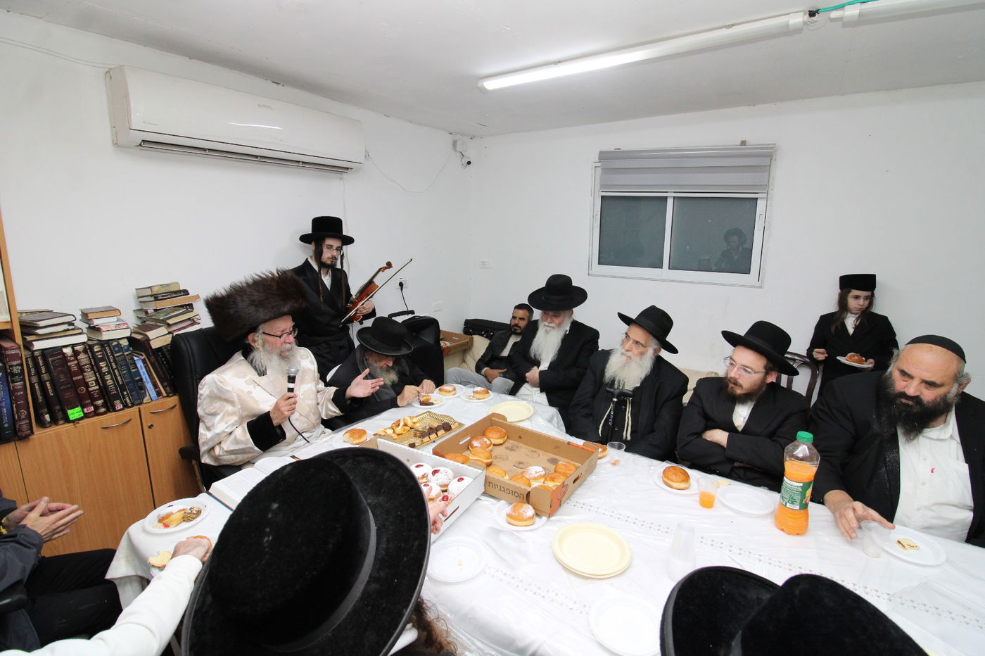 הרבי מטורקא בהדלקת נרות חנוכה