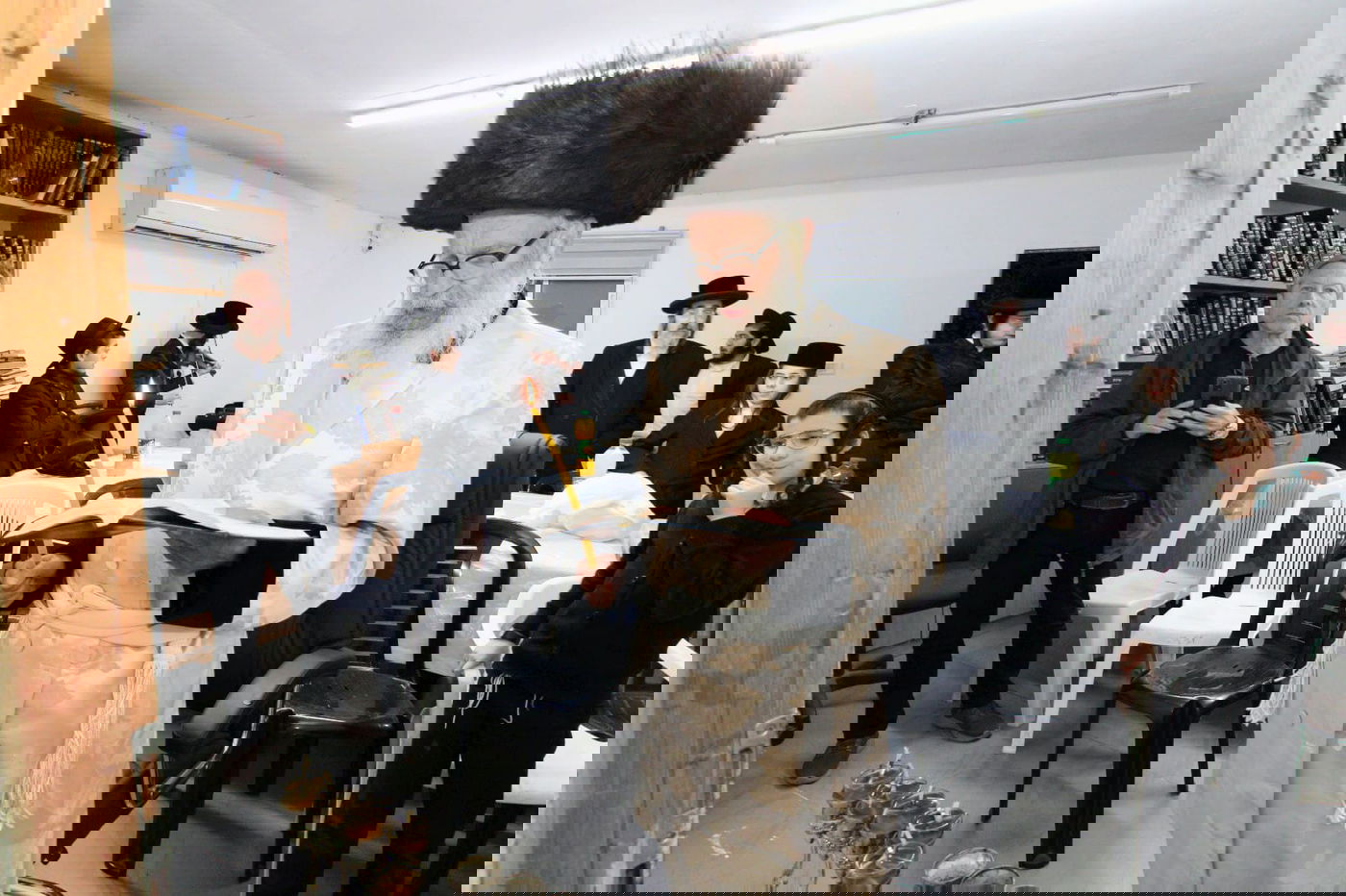 הרבי מטורקא בהדלקת נרות חנוכה