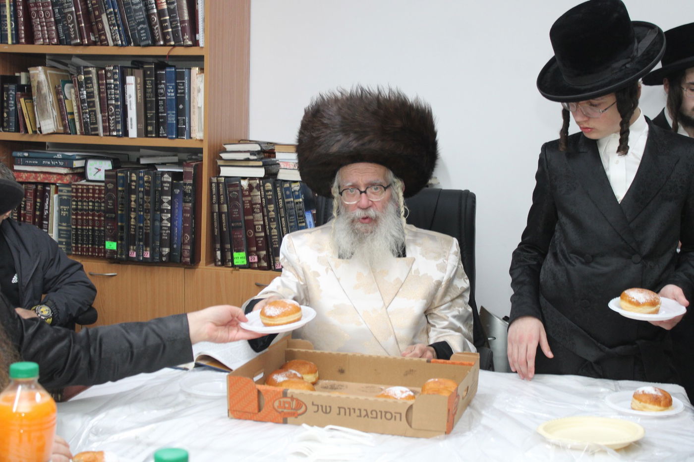 הרבי מטורקא בהדלקת נרות חנוכה