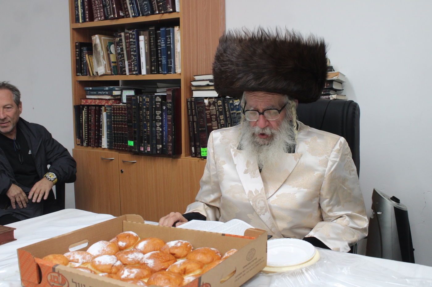 הרבי מטורקא בהדלקת נרות חנוכה