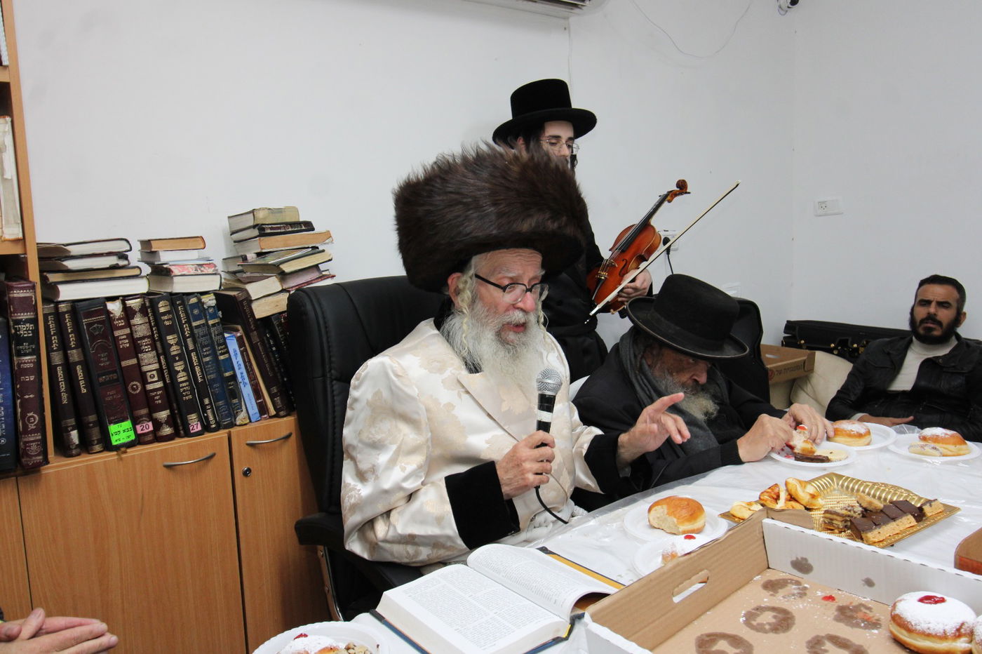 הרבי מטורקא בהדלקת נרות חנוכה