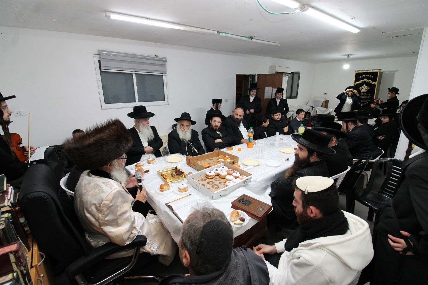 הרבי מטורקא בהדלקת נרות חנוכה