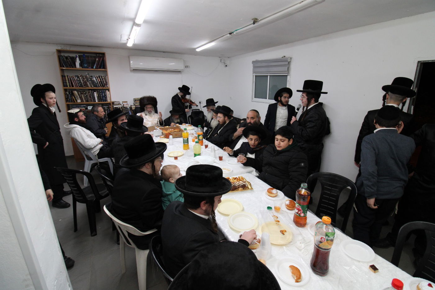 הרבי מטורקא בהדלקת נרות חנוכה