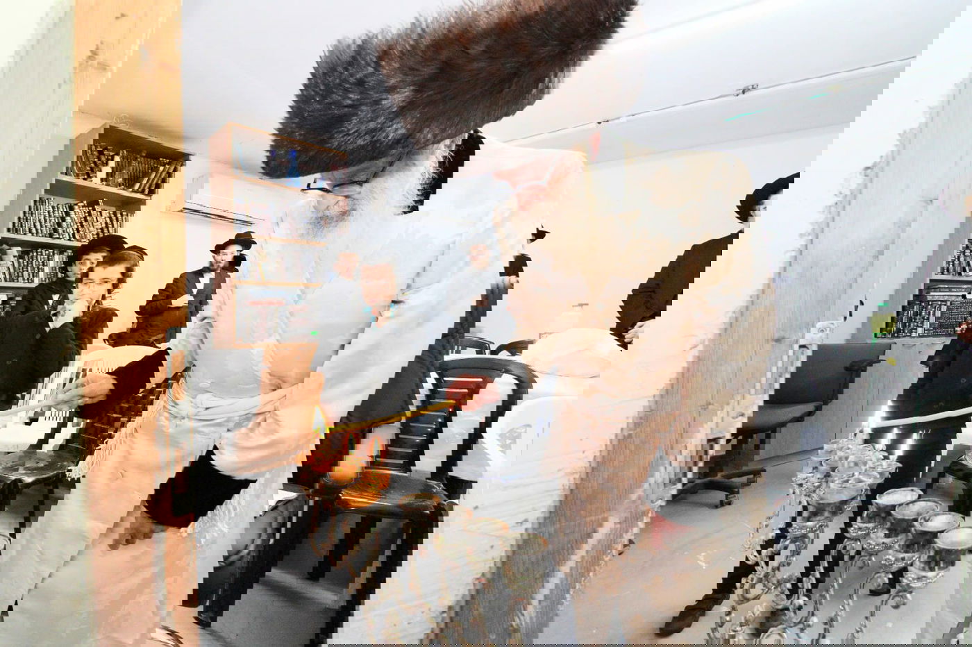 הרבי מטורקא בהדלקת נרות חנוכה