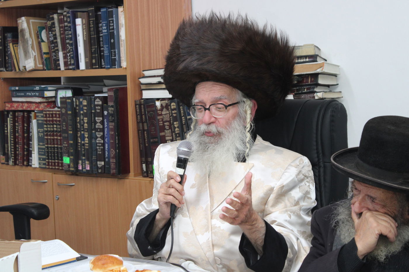 הרבי מטורקא בהדלקת נרות חנוכה