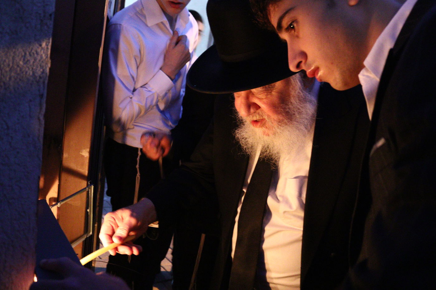 ראש הישיבה הגאון רבי אברהם יצחק הכהן קוק בהדלקת נרות חנוכה