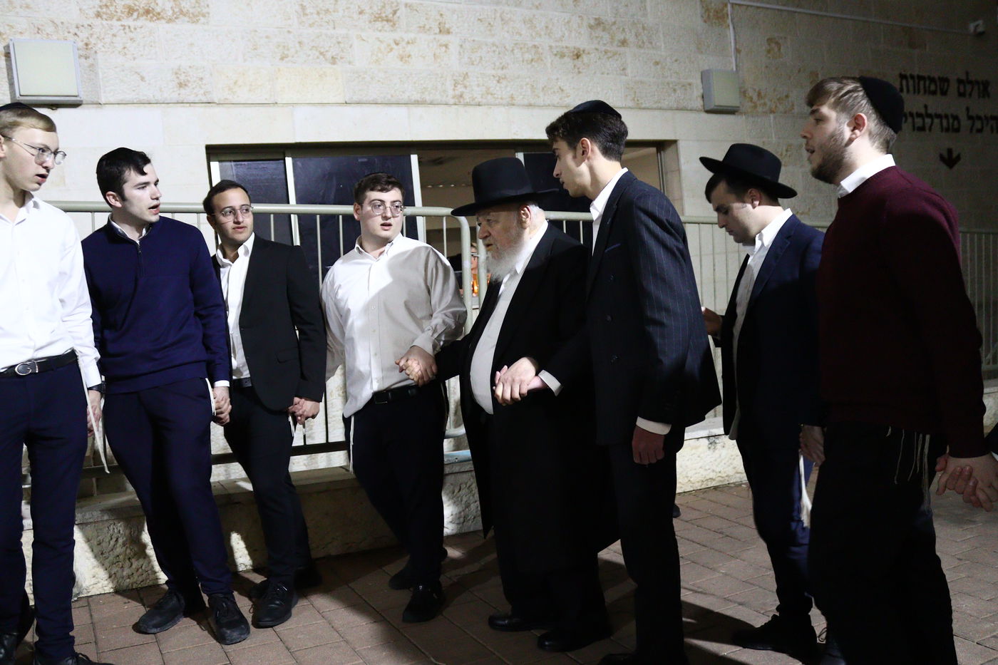 ראש הישיבה הגאון רבי אברהם יצחק הכהן קוק בהדלקת נרות חנוכה