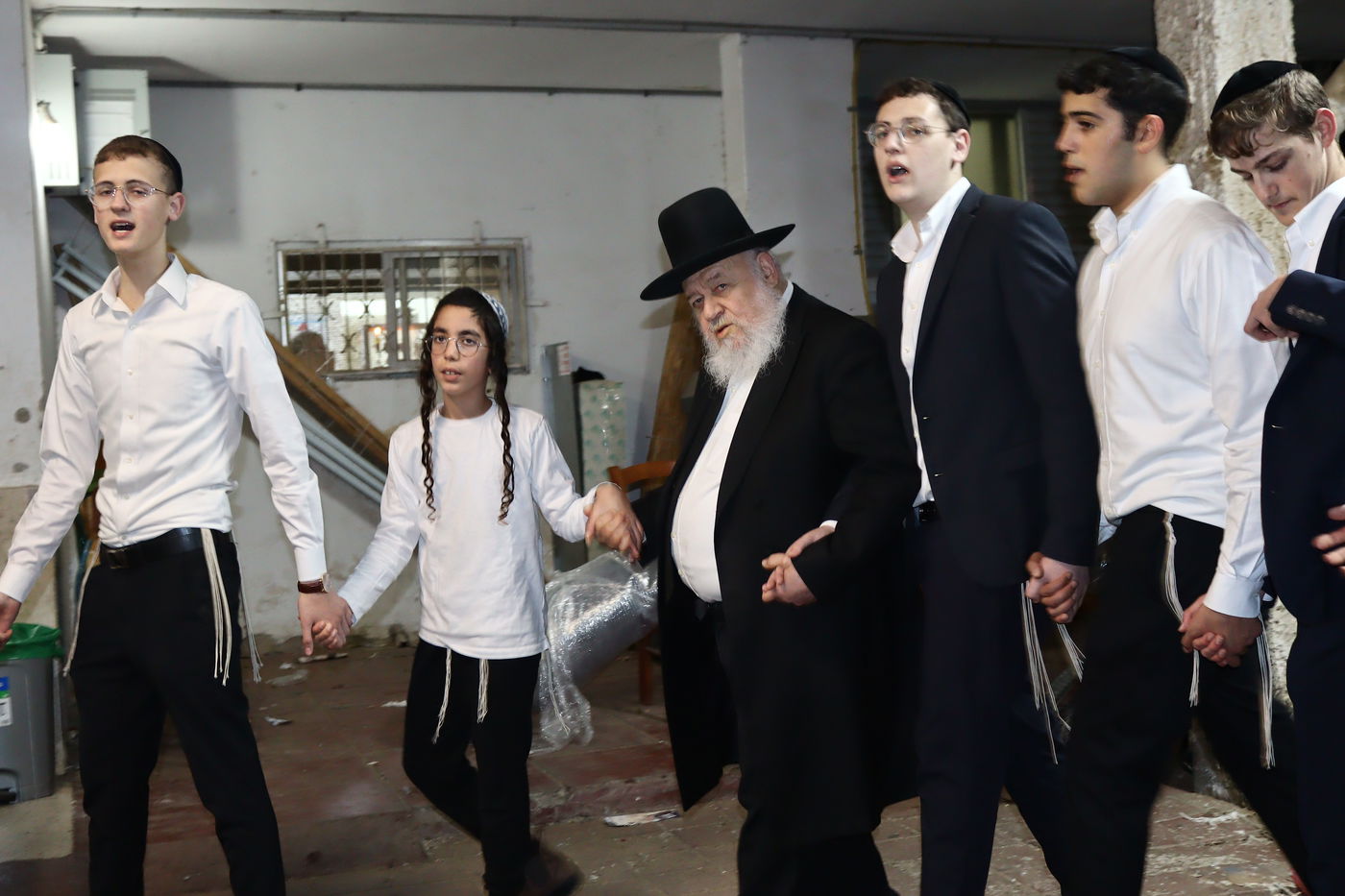 ראש הישיבה הגאון רבי אברהם יצחק הכהן קוק בהדלקת נרות חנוכה