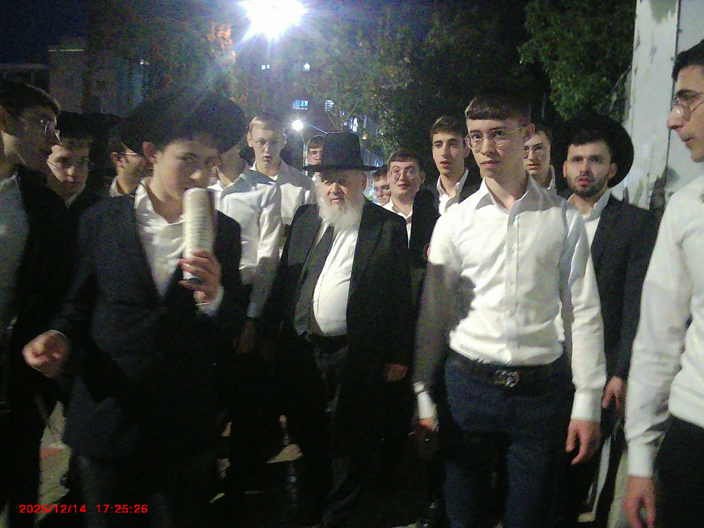 ראש הישיבה הגאון רבי אברהם יצחק הכהן קוק בהדלקת נרות חנוכה