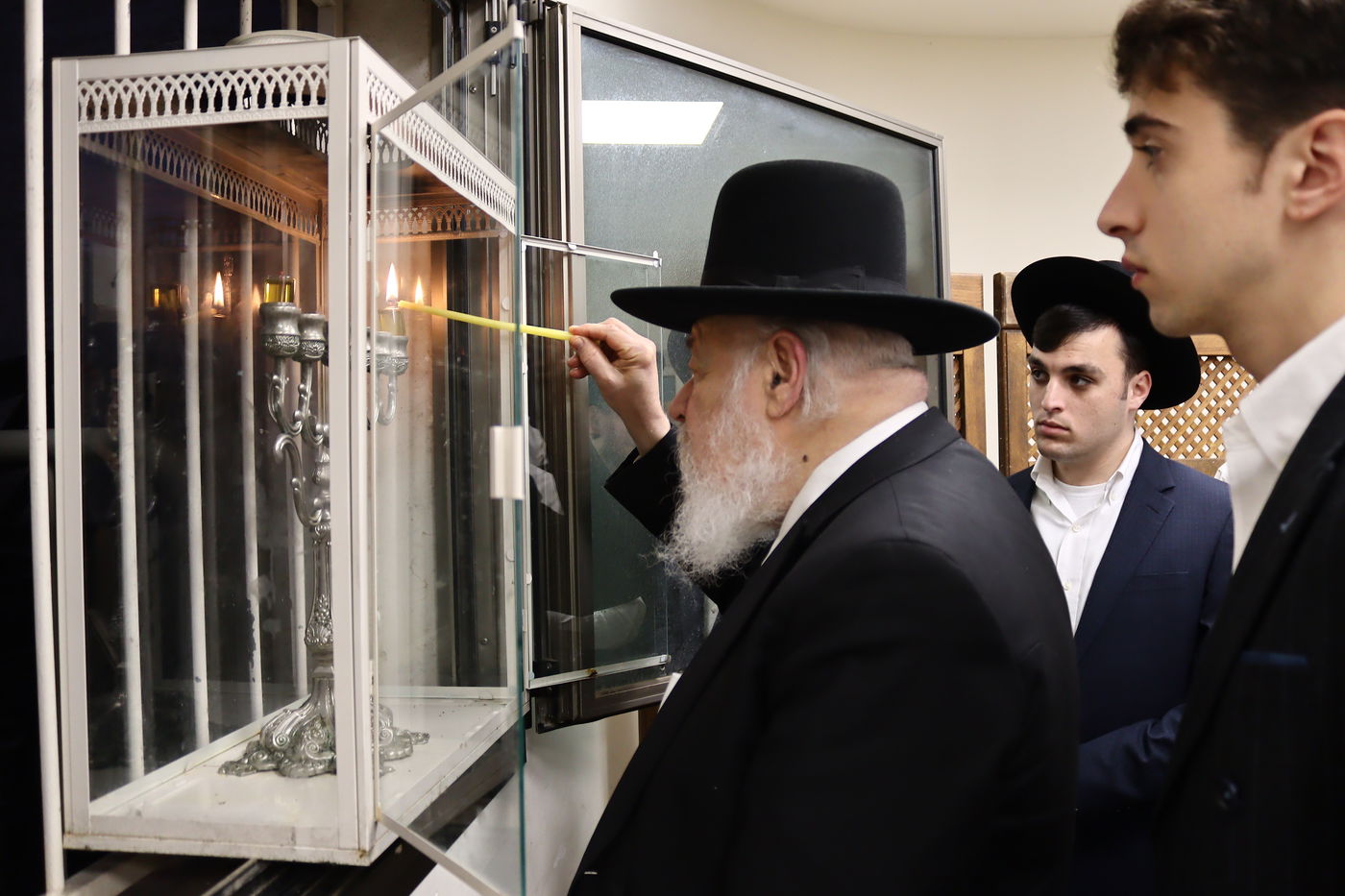 ראש הישיבה הגאון רבי אברהם יצחק הכהן קוק בהדלקת נרות חנוכה