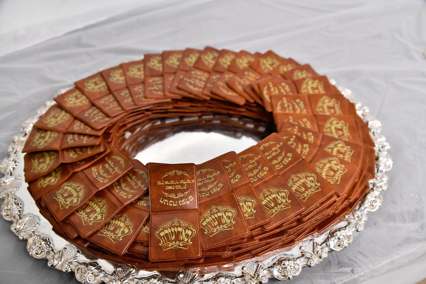 האדמו"ר מסאדיגורה בחלוקת מעות חנוכה לילדים