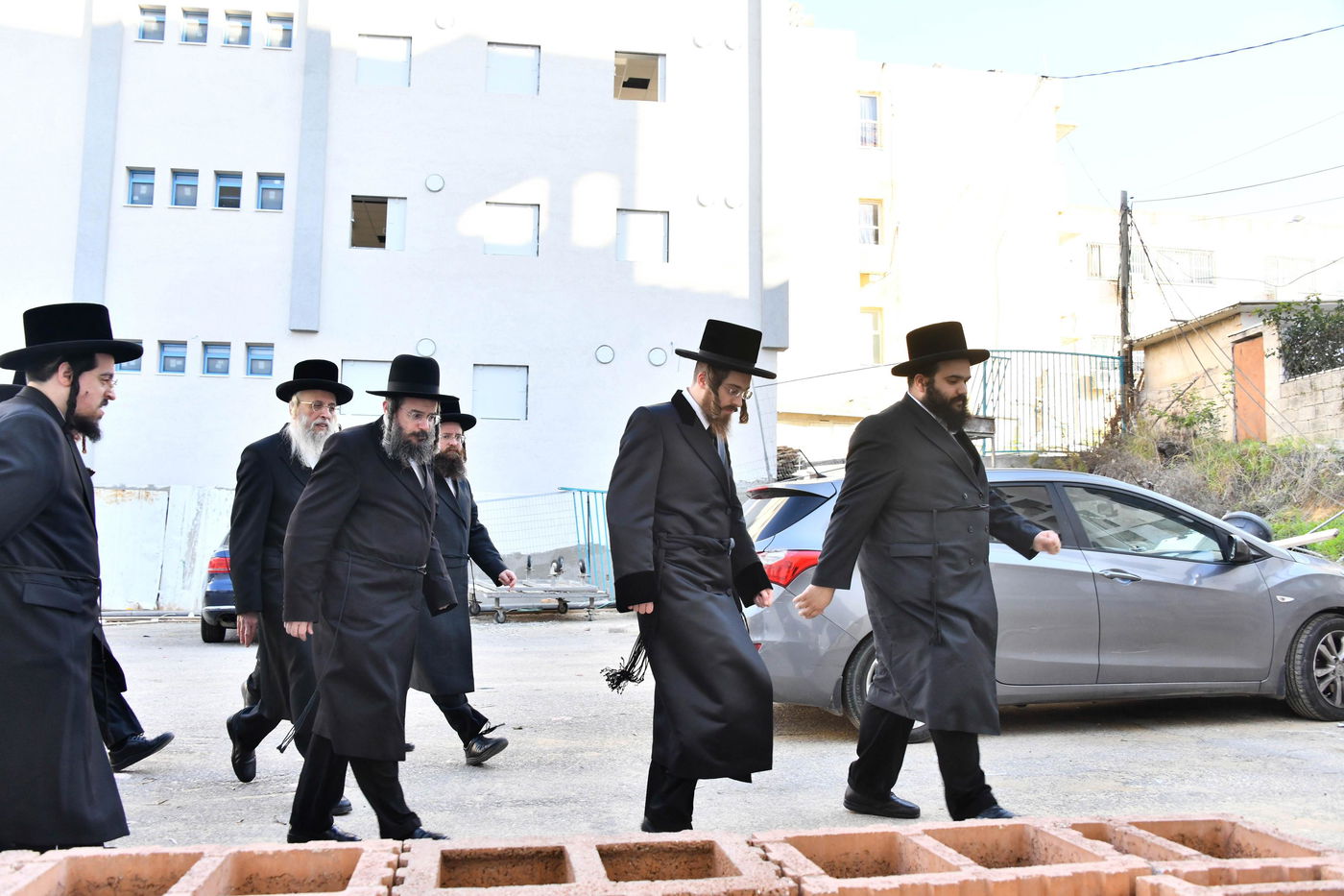 האדמו"ר מסאדיגורה בחלוקת מעות חנוכה לילדים