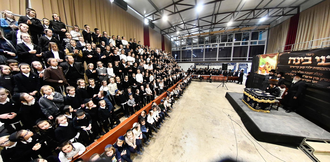 האדמו"ר מסאדיגורה בחלוקת מעות חנוכה לילדים