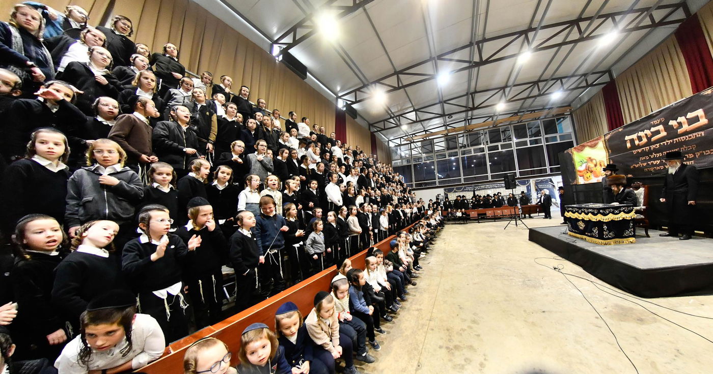 האדמו"ר מסאדיגורה בחלוקת מעות חנוכה לילדים