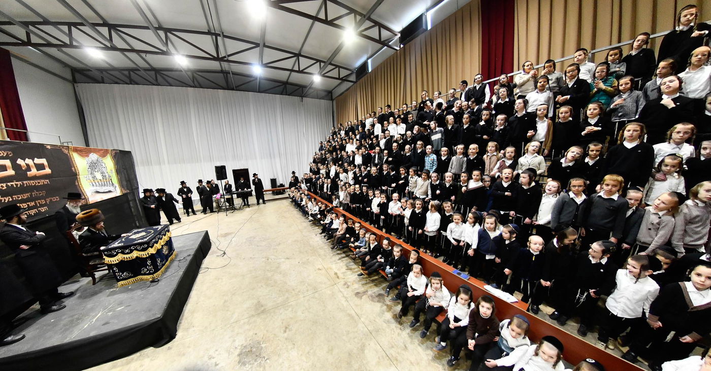 האדמו"ר מסאדיגורה בחלוקת מעות חנוכה לילדים