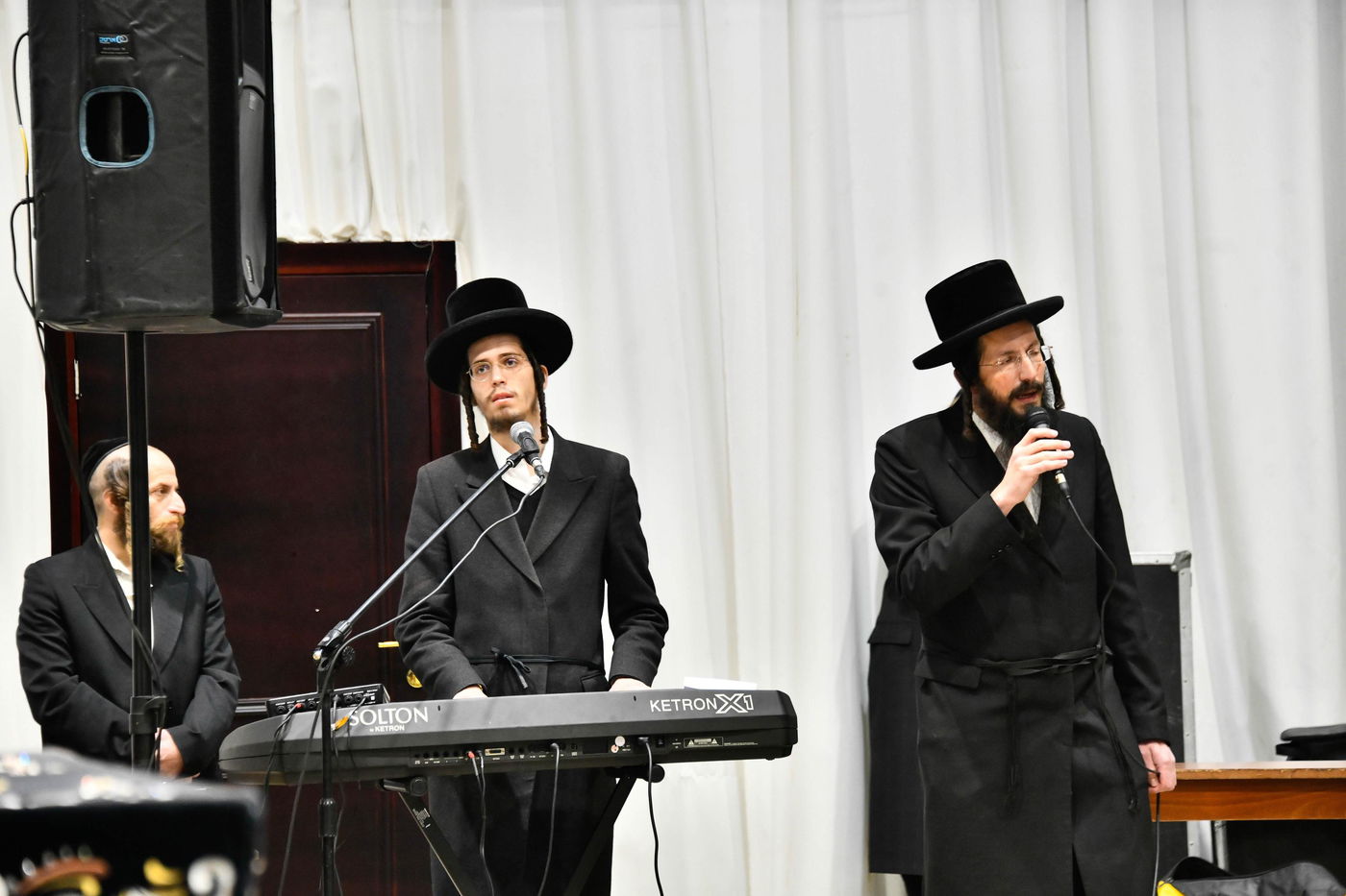 האדמו"ר מסאדיגורה בחלוקת מעות חנוכה לילדים