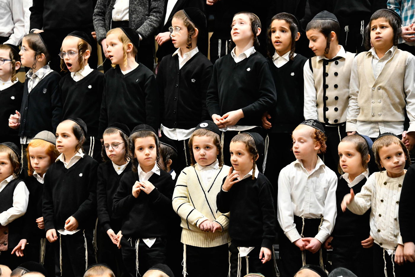 האדמו"ר מסאדיגורה בחלוקת מעות חנוכה לילדים