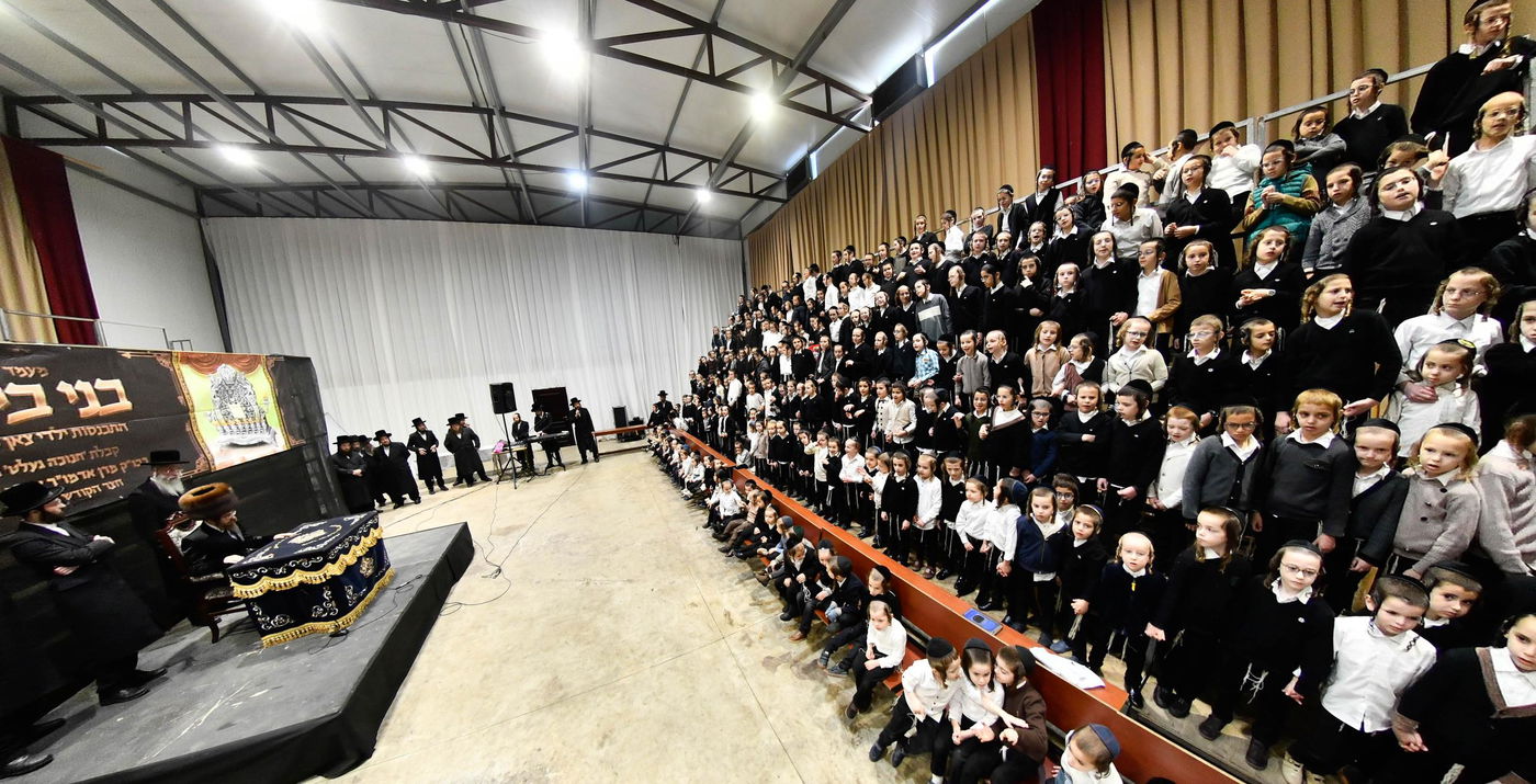 האדמו"ר מסאדיגורה בחלוקת מעות חנוכה לילדים