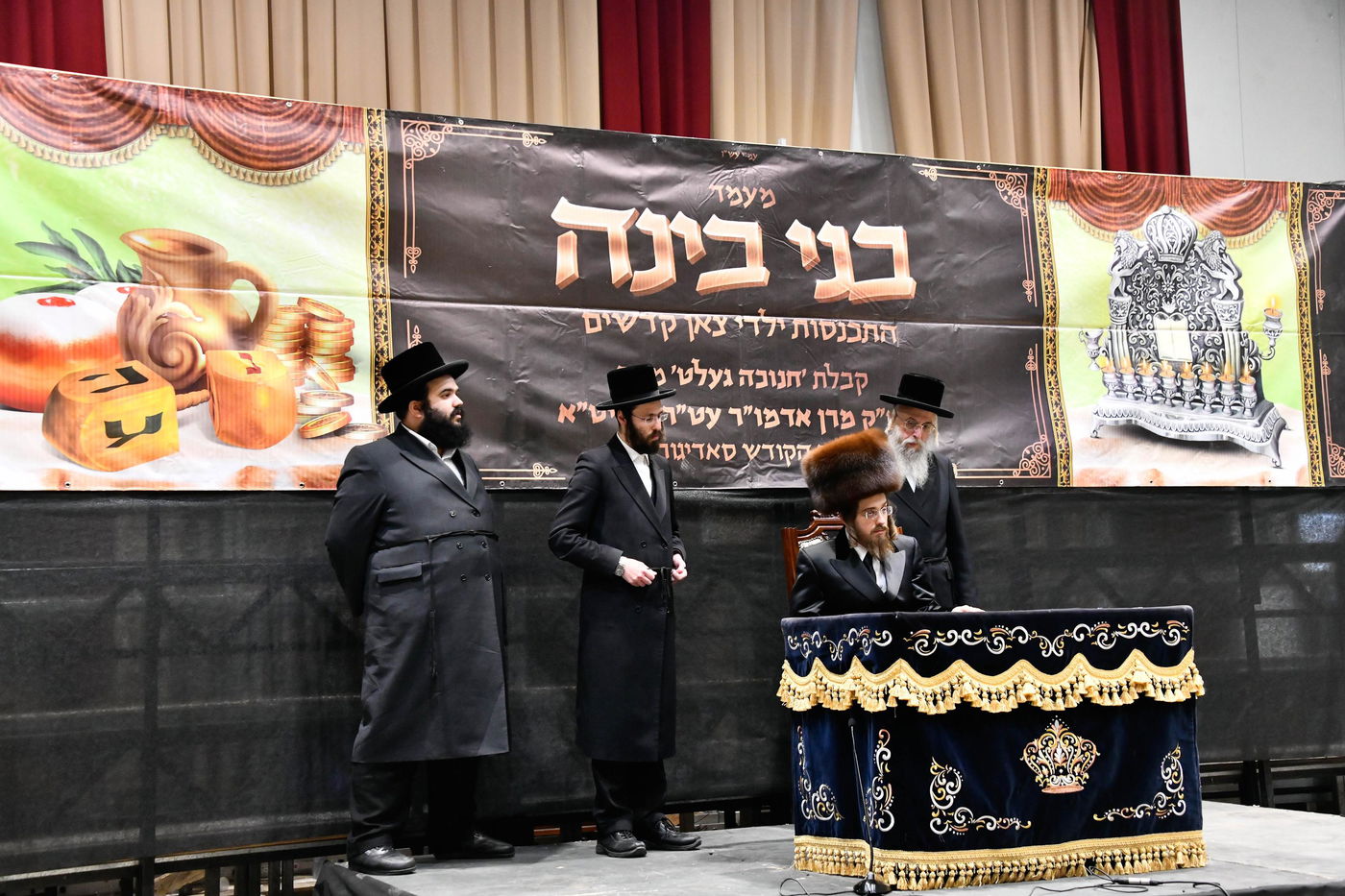 האדמו"ר מסאדיגורה בחלוקת מעות חנוכה לילדים