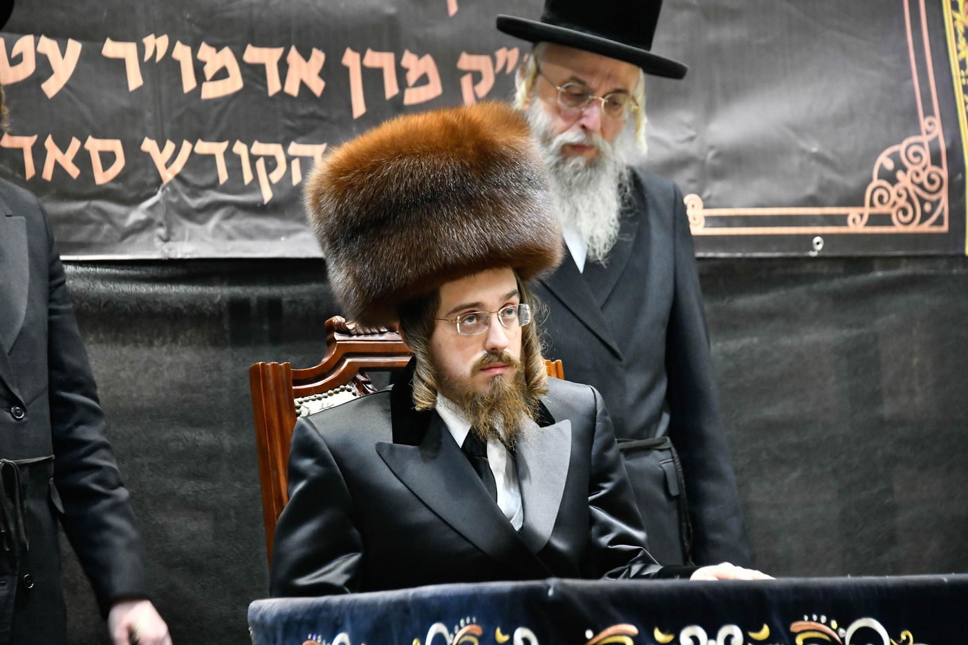 האדמו"ר מסאדיגורה בחלוקת מעות חנוכה לילדים