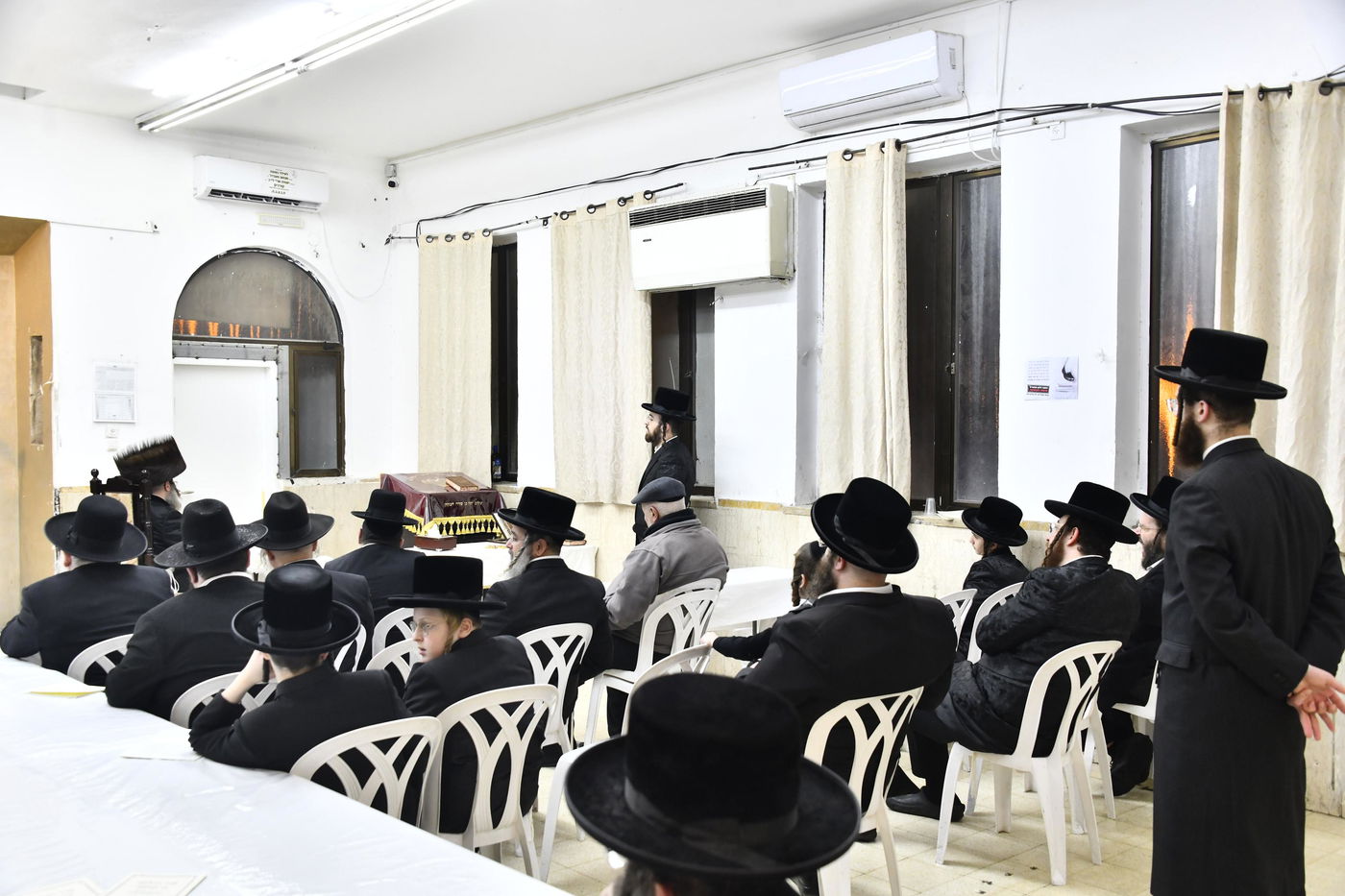 האדמו"ר מביטשקוב בהדלקת נרות חנוכה