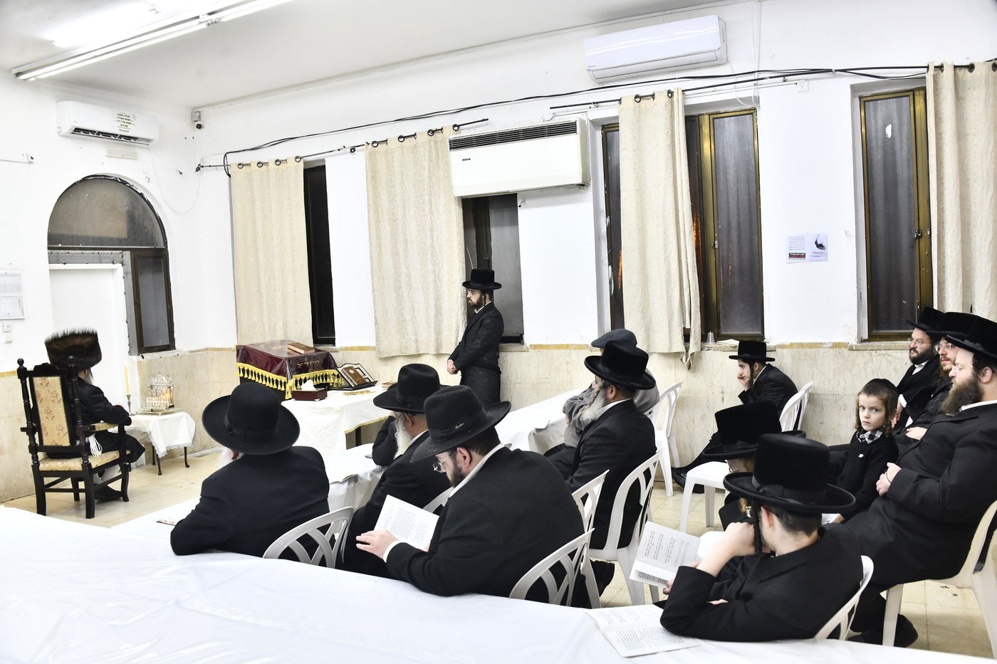 האדמו"ר מביטשקוב בהדלקת נרות חנוכה