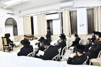 האדמו"ר מביטשקוב בהדלקת נרות חנוכה