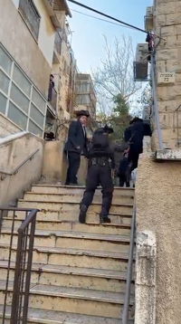 תיעוד מטריד במיוחד: שוטר רודף אחרי חרדים במדרגות ומכה אותם בכוח באלתו